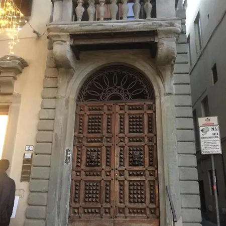 Palazzo Bracciolini Nel Cuore Della Citta Affittacamere